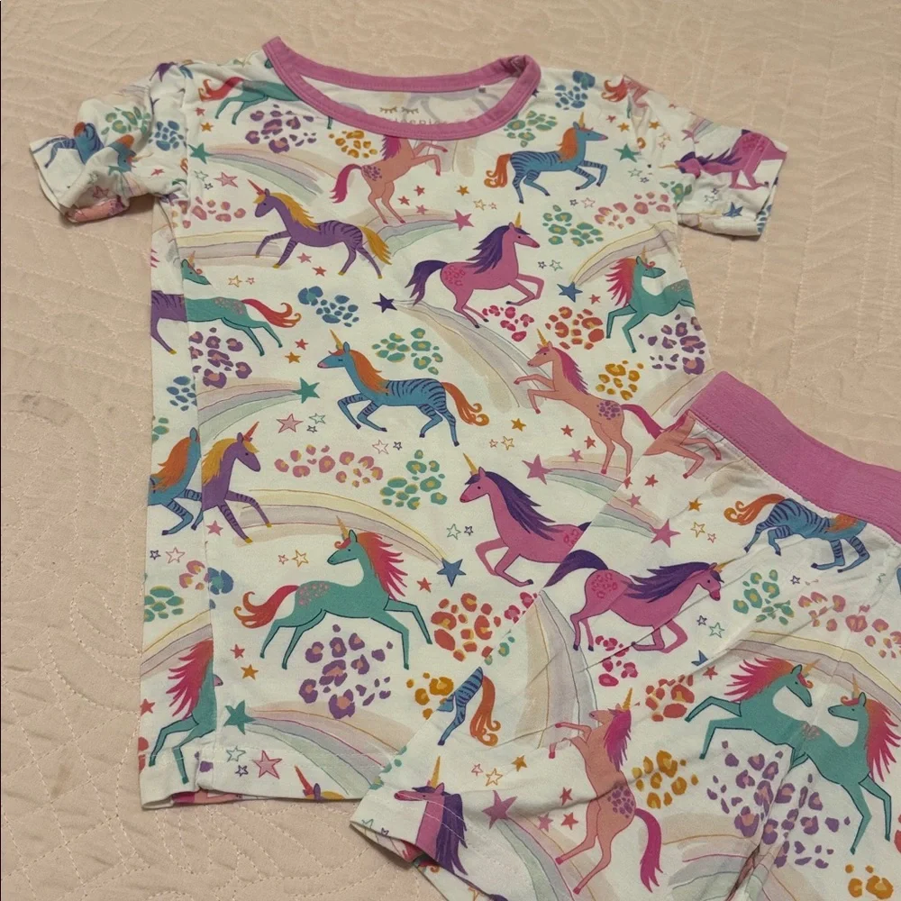 Little Sleepies 4T pajama set
EUC
Unicorn pattern
Short sleeve/shorts set - Picture 2 of 6